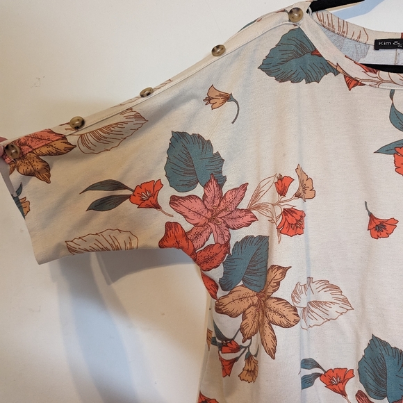 Floral Top - Picture 4 of 4